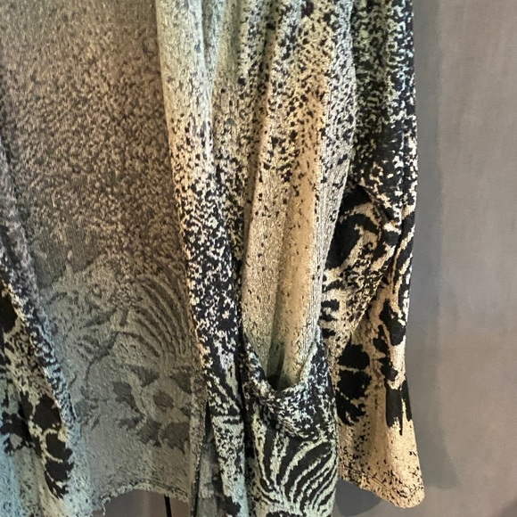 Stylish Women's Cardigan in Black and Gray - Picture 4 of 7